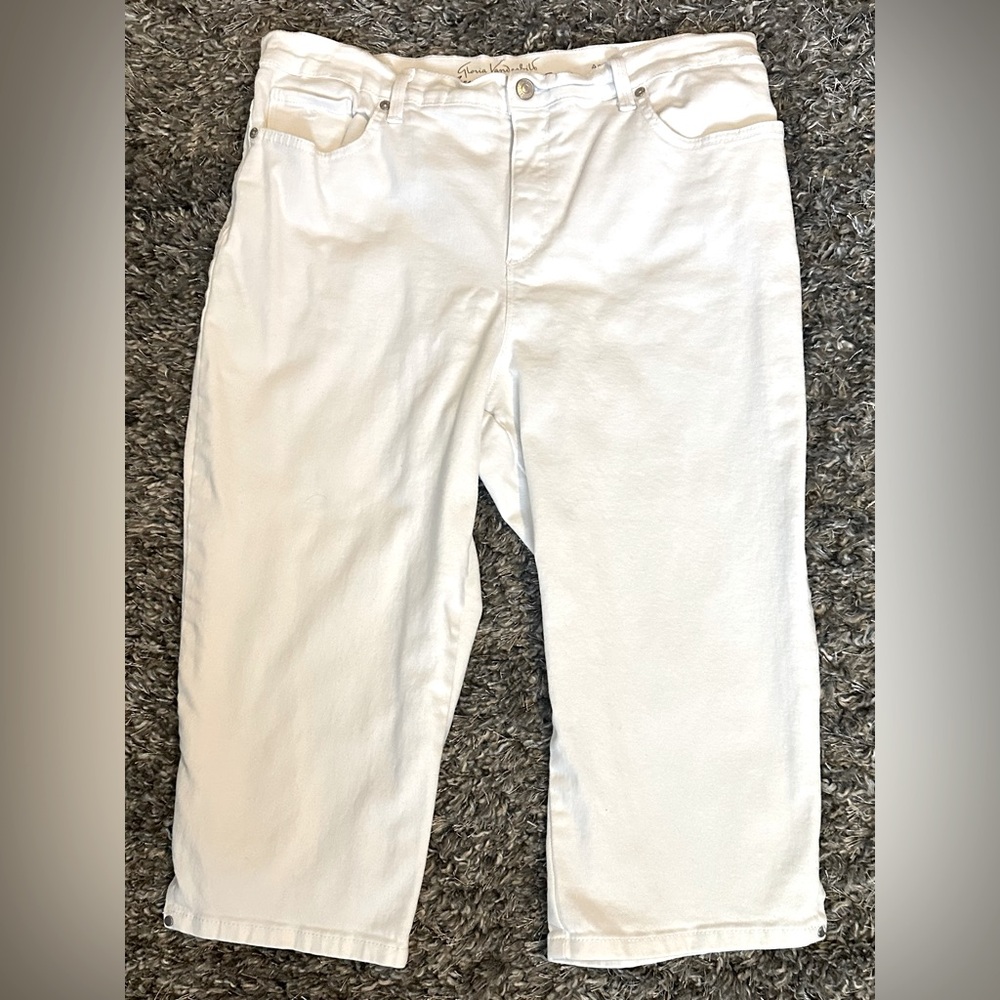 Gloria Vanderbilt’s slimming 
 Capri -White
Size:16P